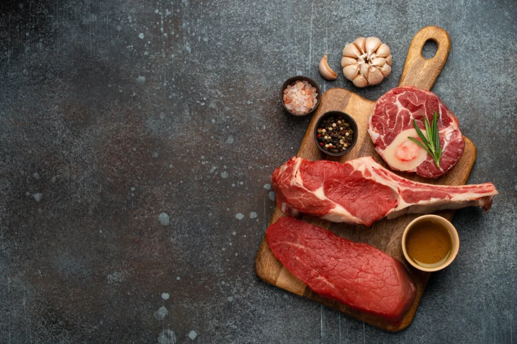 Corte de carne sobre tabla