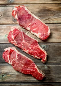 Carne cruda sobre madera