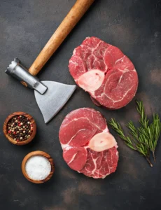 Tabla con hachuela y cortes de carne