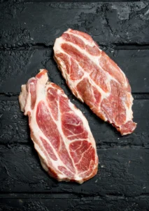 Tabla con cortes de cerdo en salazón