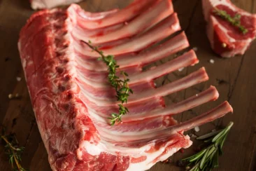 Ribs de cerdo sobre tabla