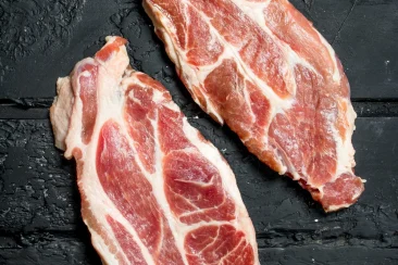 Tabla con cortes de cerdo en salazón
